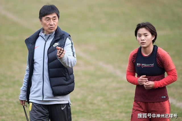 退役14年后，45岁的姚明近况曝光，面相变了，走路姿势奇怪引争议